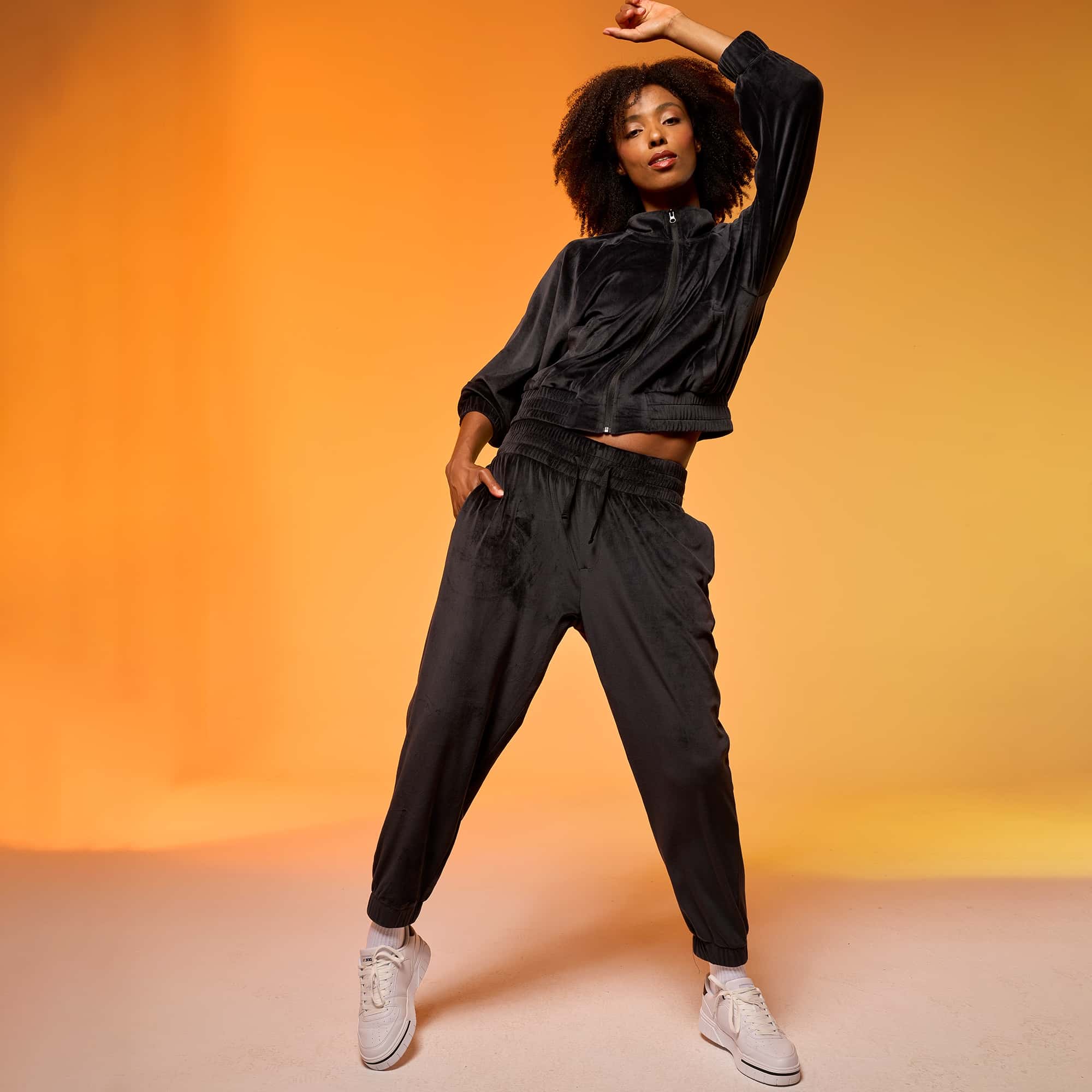 Tracksuit woman Step