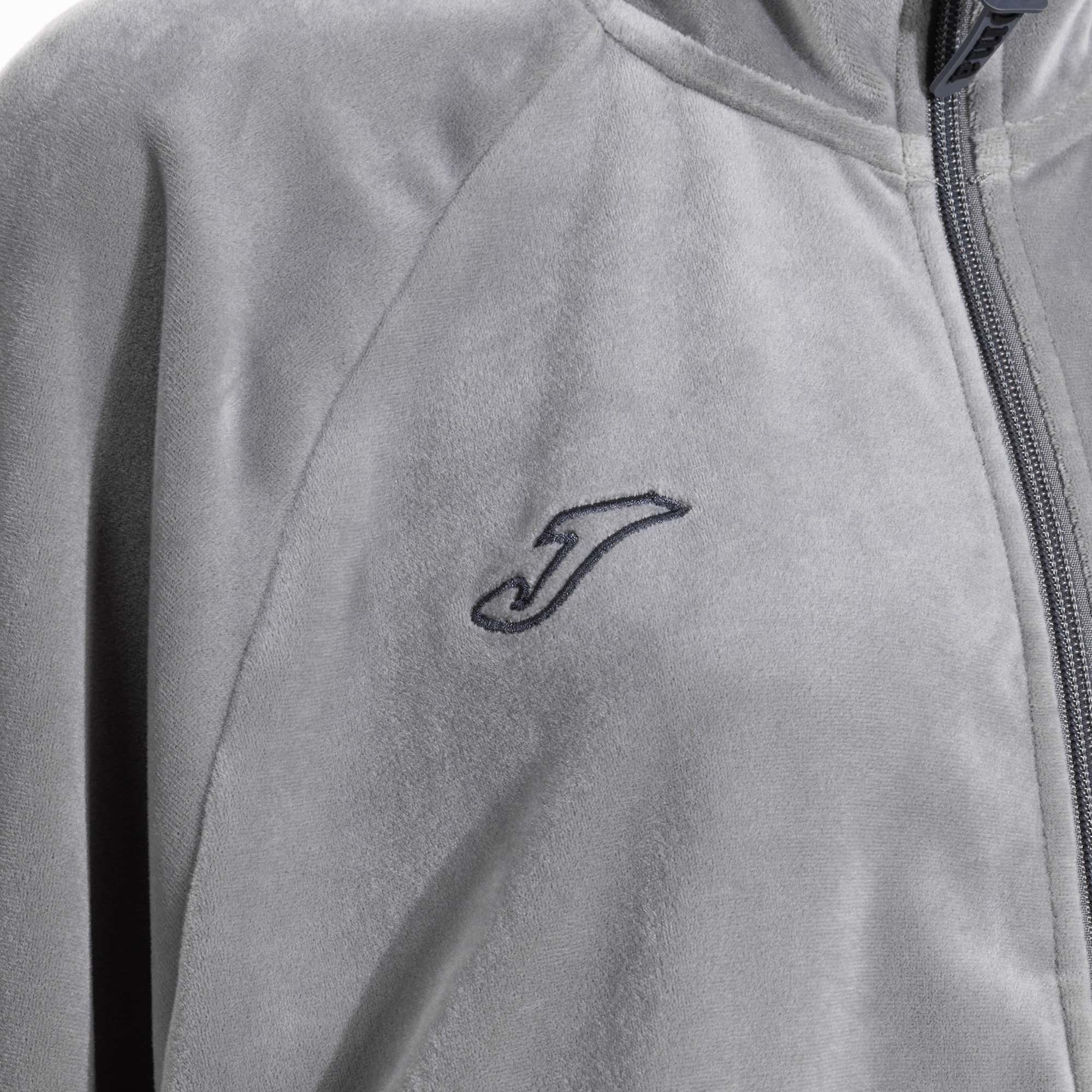 Tracksuit woman Step