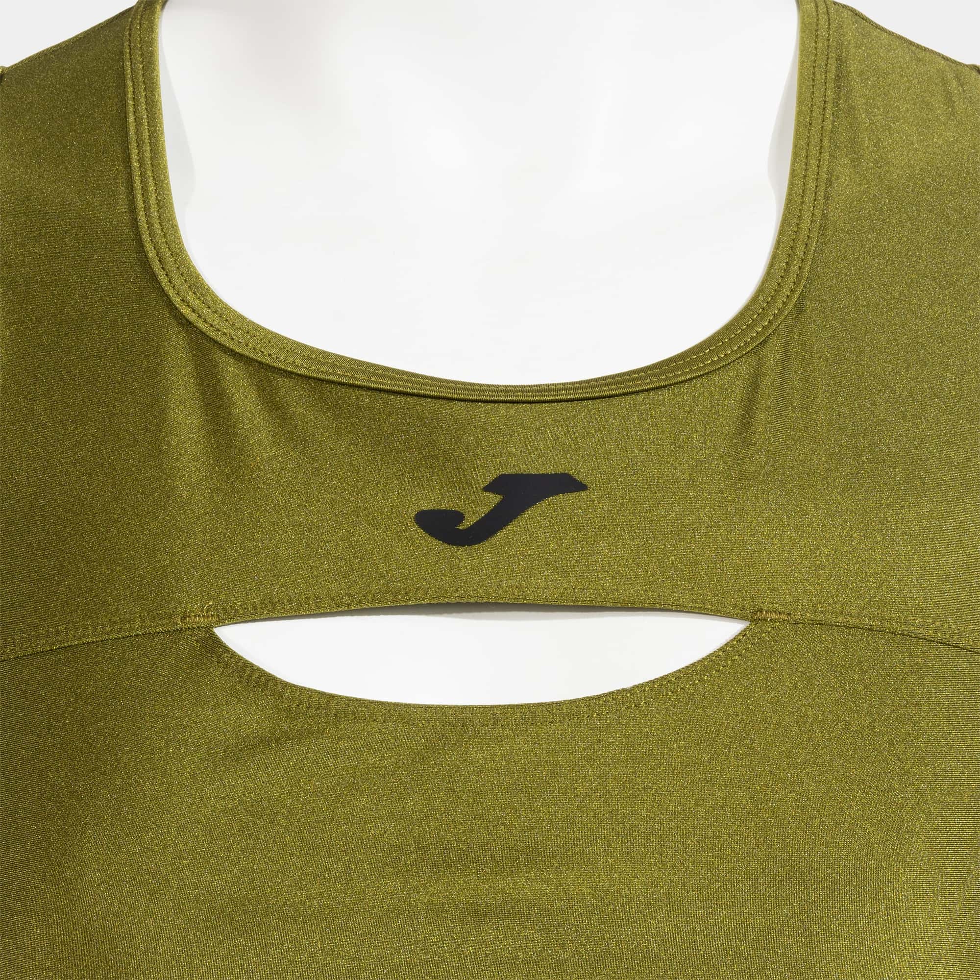 Tank-top woman Step