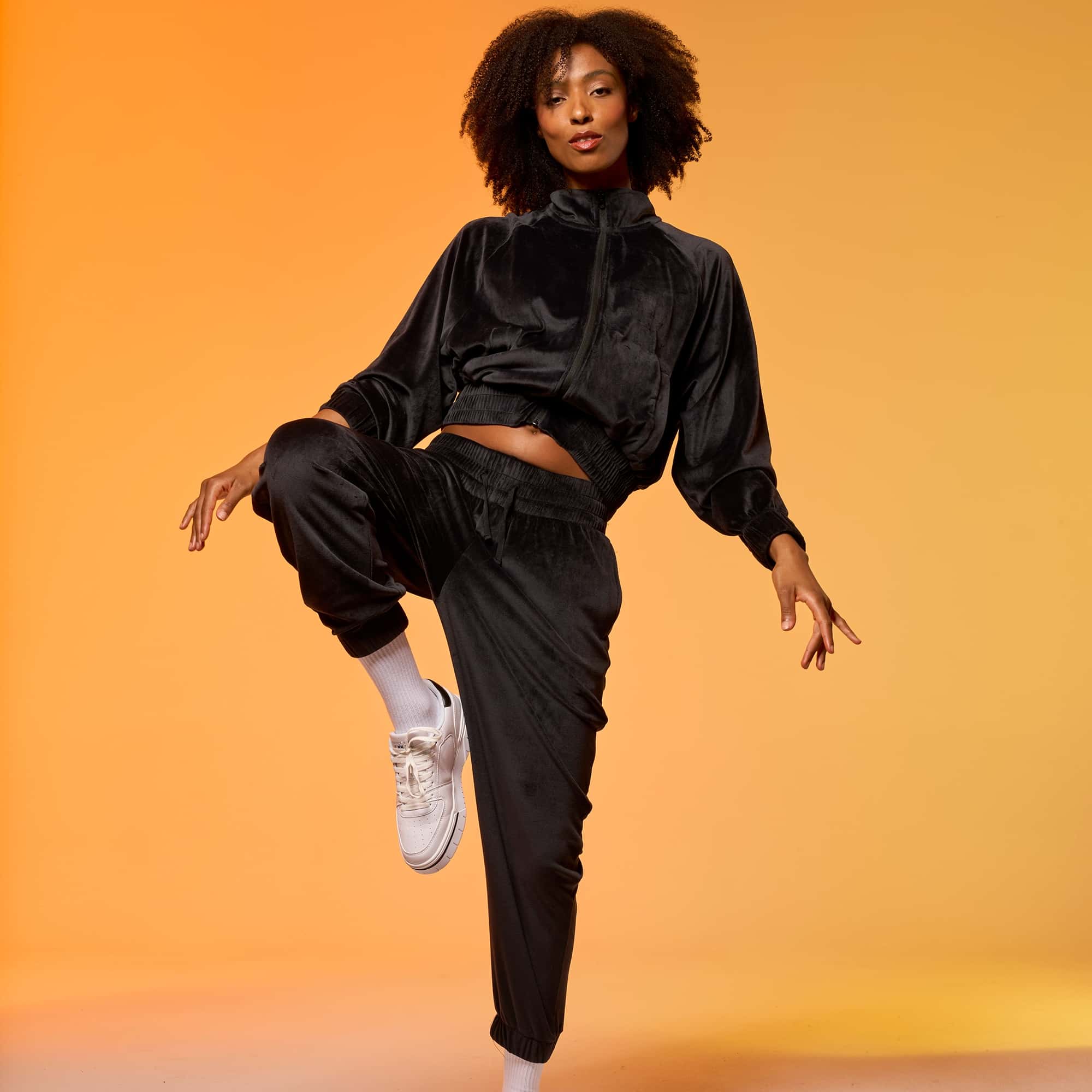 Tracksuit woman Step