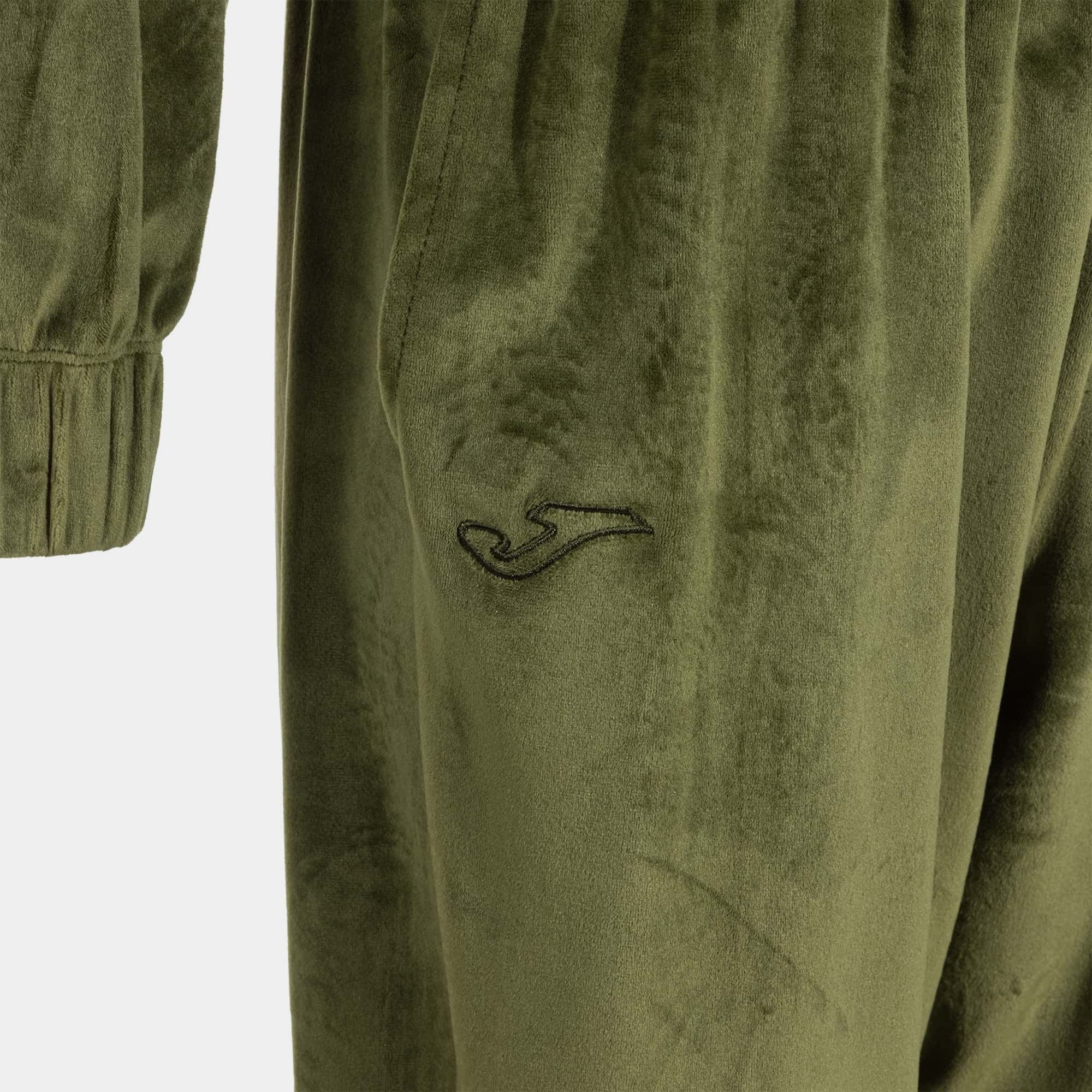 Tracksuit woman Step